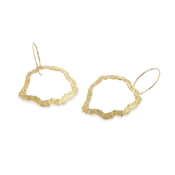 These Svelare earrings, created in 18k yellow gold, radiate a playful design that speaks of personality and individuality. • 18k yellow gold • Height: 2 inches