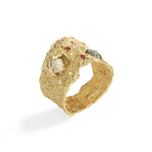 Colibri' Raw Diamond Ring by Emanuela Duca - The Colibri' ring in 18k yellow gold features two captivating raw diamonds, adorned with seven small white diamonds (1.5mm) and four rubies (1.5mm). Its truly artistic design, characterized by organic and unpredictable surfaces, exudes a sense of unique boldness. • White diamonds, cts 1.5mm; Ruby, cts 1.5mm; 18k yellow gold