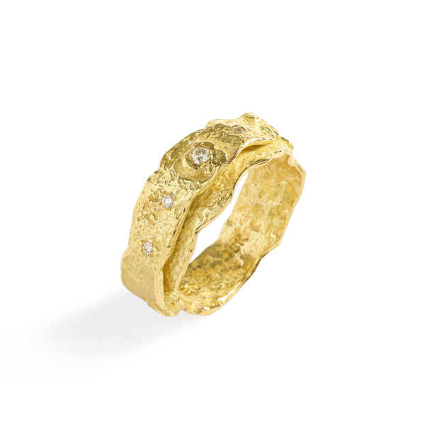 Colibri' Ring by Emanuela Duca - The Colibri' ring in 18k yellow gold features one white diamond (2mm) and three white diamonds (1.5mm). Its sophisticated design offers an elegant and artistic alternative to the traditional wedding ring, combining timeless beauty with contemporary flair. • White diamonds, cts 0.0205, 18k yellow gold