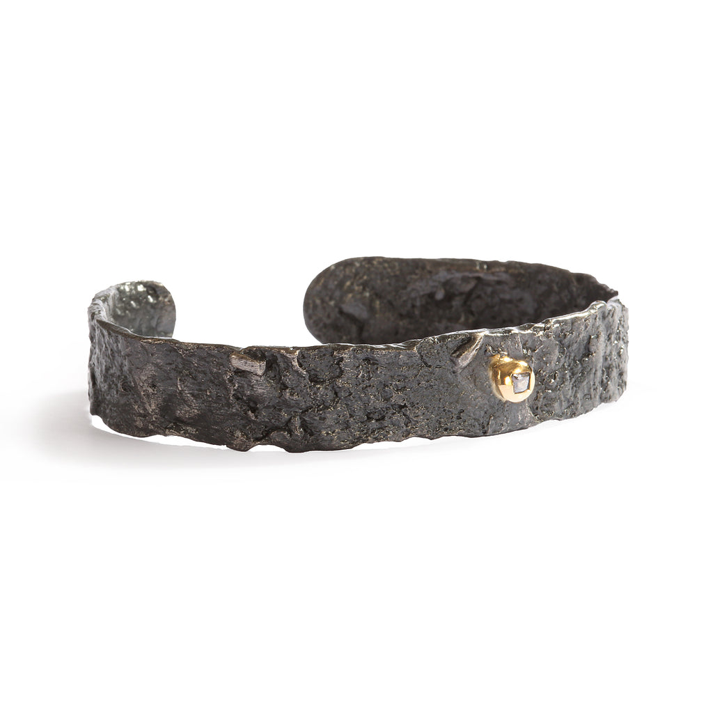 This Respiro cuff bracelet in blackened sterling silver sets a cognac diamond secured in an 18k yellow gold bezel. This design exudes personality and bold presence, making it a perfect piece for everyday wear.  • Blackened sterling silver, diamond ct 0.25