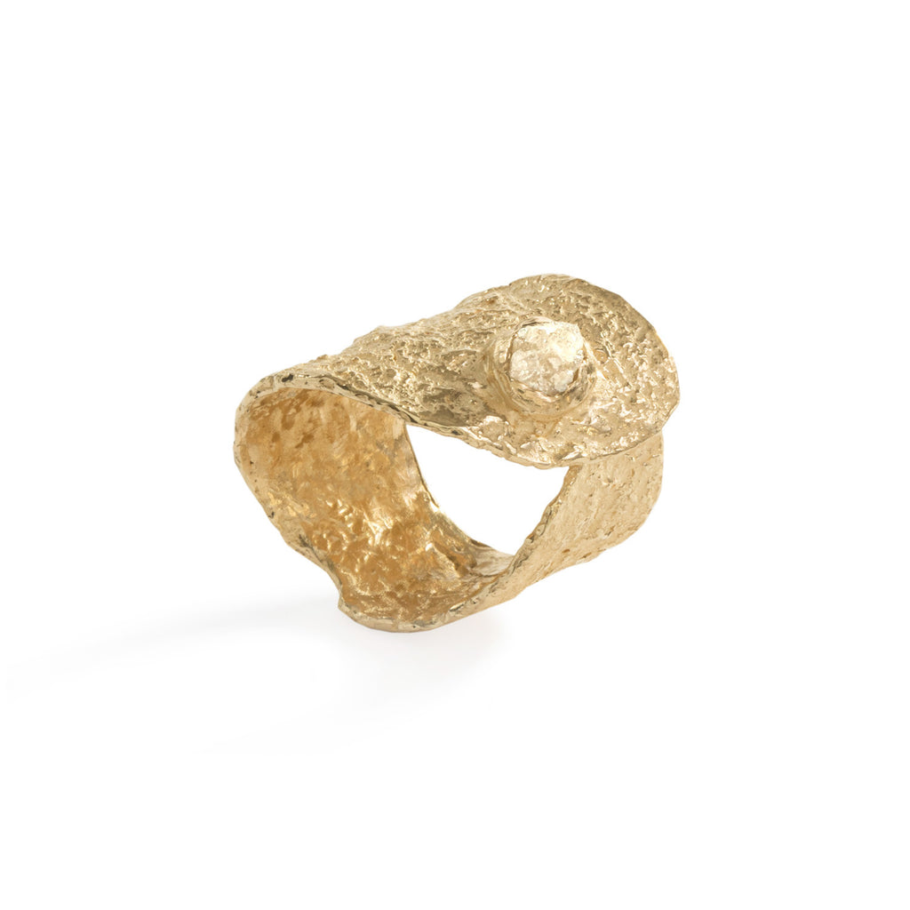 The Colibri' ring in 9k yellow gold, featuring a whitish raw diamond, gracefully wraps around the finger, offering a harmonious alternative to traditional large bands. Its playful demeanor and unique design speak volumes of individual personality, making it a delightful addition to any ensemble.